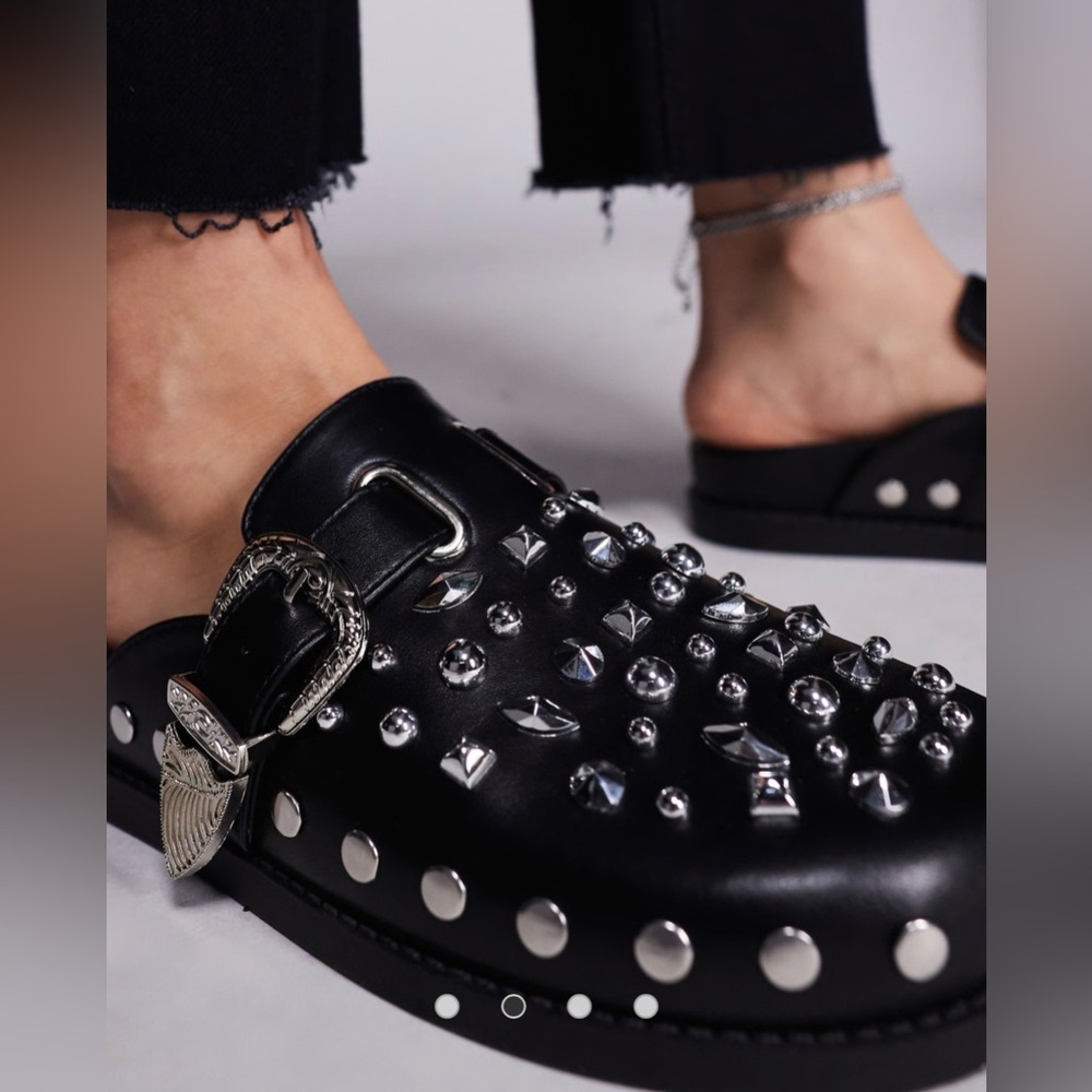 Azalea Wang Turin Embellished Clog, Sz 8.5 NIB, Black with Silver Studs